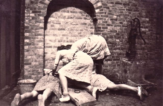 De minste opmerking over wie er nu het beste Lili Marleen kon imiteren en het zat er bovenarms op in onze straat.